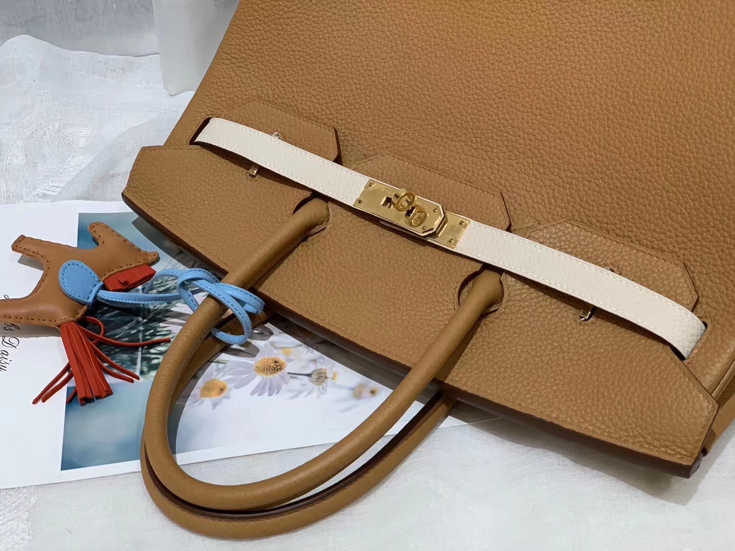 HERMES 现货  35birkin TC皮 太妃糖拼奶昔白 金扣 蜡线手缝 ～