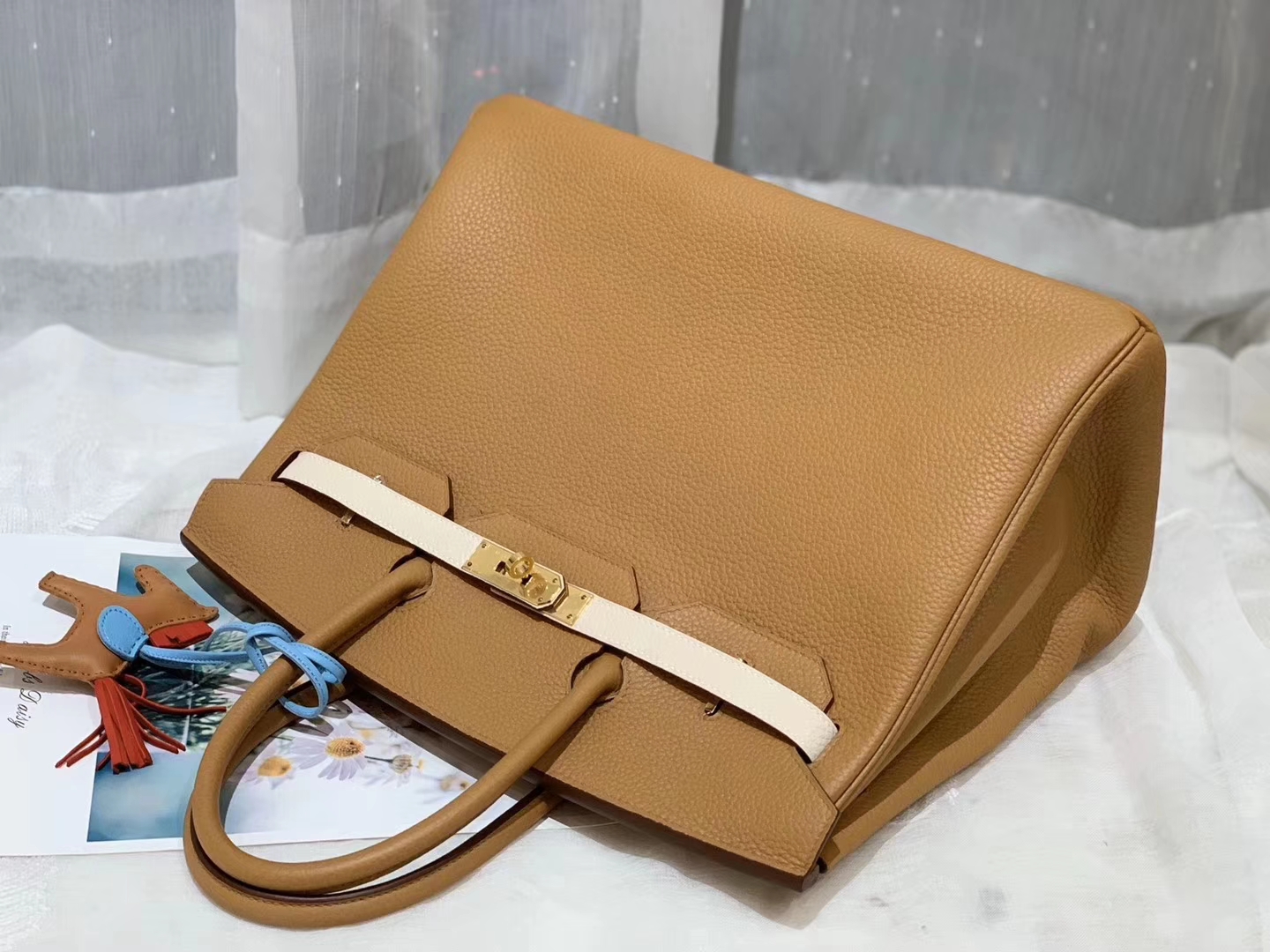 HERMES 现货  35birkin TC皮 太妃糖拼奶昔白 金扣 蜡线手缝 ～