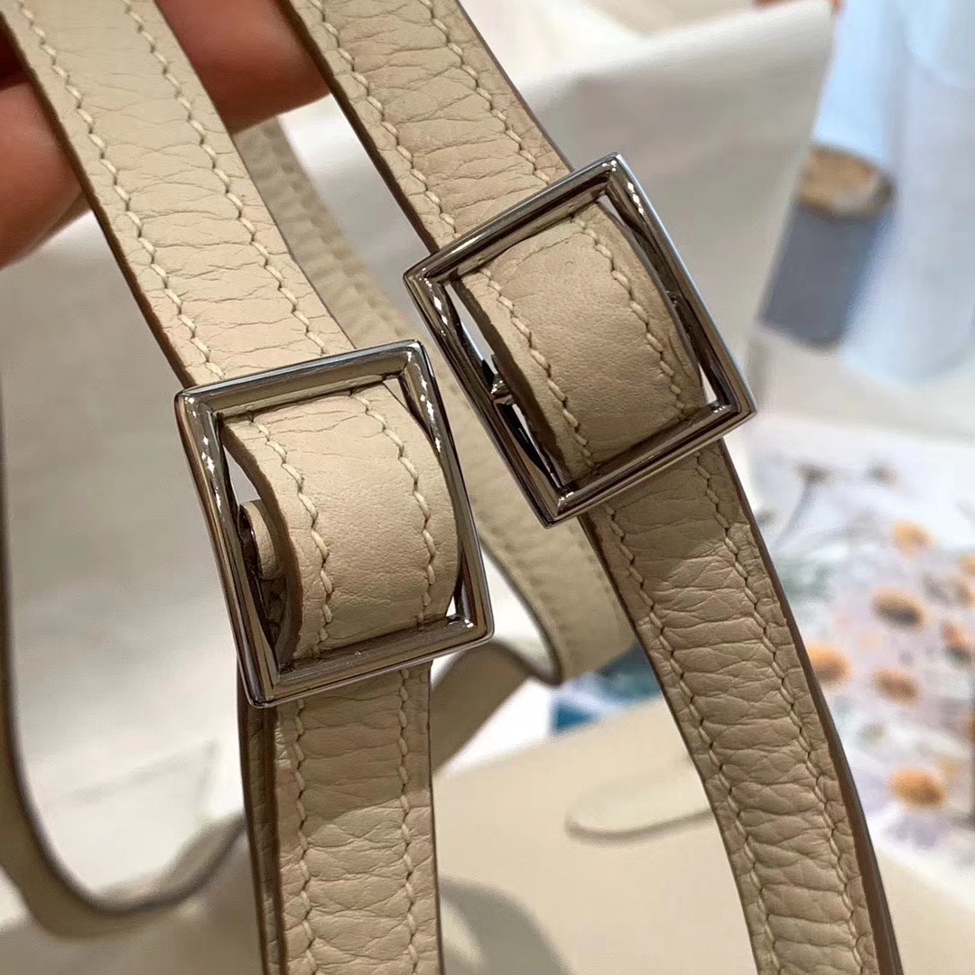 HERMES 进口 tc皮 10奶昔白 银扣 蜡线手缝 20Kelly Ado是Kelly系列延伸设计的小书包 男女通用款