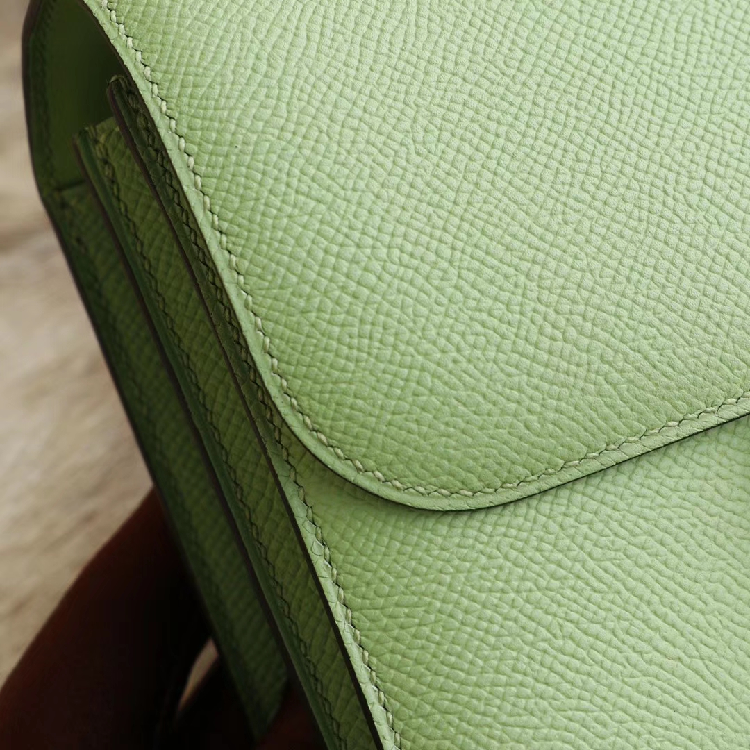 HERMES 现货 专柜最新色3i牛油果色Constance19CM 空姐包 原厂Epsom皮 金扣 纯手工手缝工艺制作 专柜最新热卖颜色