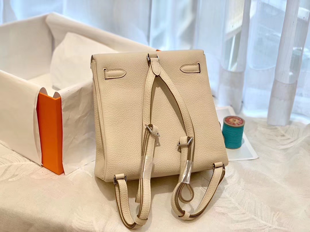 HERMES 进口 tc皮 10奶昔白 银扣 蜡线手缝 20Kelly Ado是Kelly系列延伸设计的小书包 男女通用款