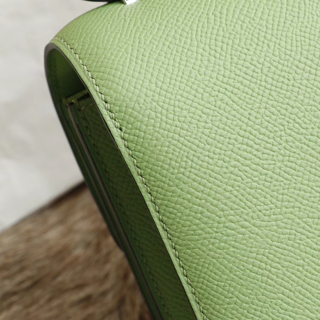HERMES 现货 专柜最新色3i牛油果色Constance19CM 空姐包 原厂Epsom皮 银扣 纯手工手缝工艺制作 专柜最新热卖颜色