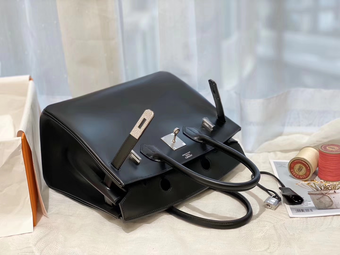 birkin 30 box 黑色 钻扣 帅到爆棚[哇] 进口box光泽度非常好 搭配闪亮的水晶钻 妥妥的人生巅峰