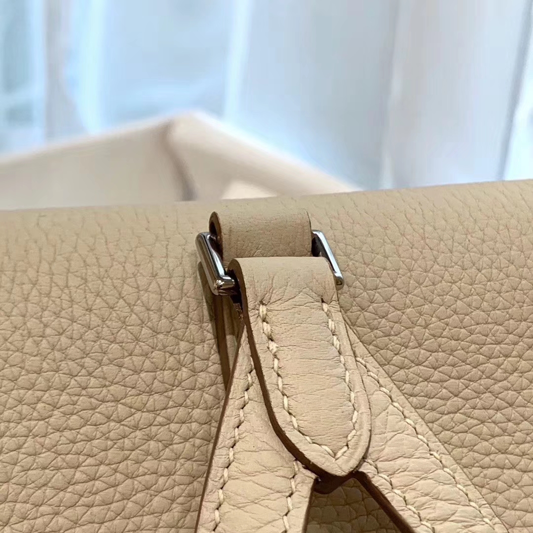 HERMES 进口 tc皮 10奶昔白 银扣 蜡线手缝 20Kelly Ado是Kelly系列延伸设计的小书包 男女通用款