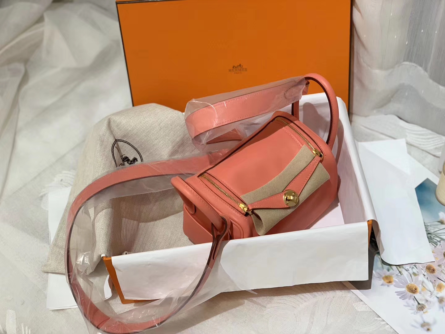 爱马仕 mini Lindy k4夏日粉＃吼吼 好好看的少女粉 实物比照片好看nnnn倍 这种颜色就应该搭配swift皮 细腻 显色度强