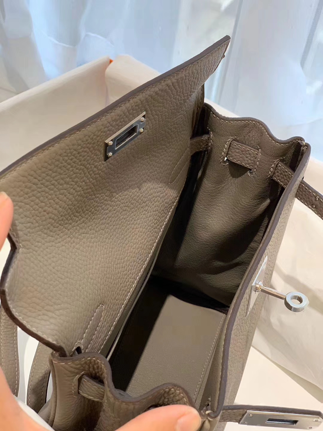 HERMES 进口 tc皮 18大象灰 银扣 蜡线手缝 20Kelly Ado是Kelly系列延伸设计的小书包 男女通用款