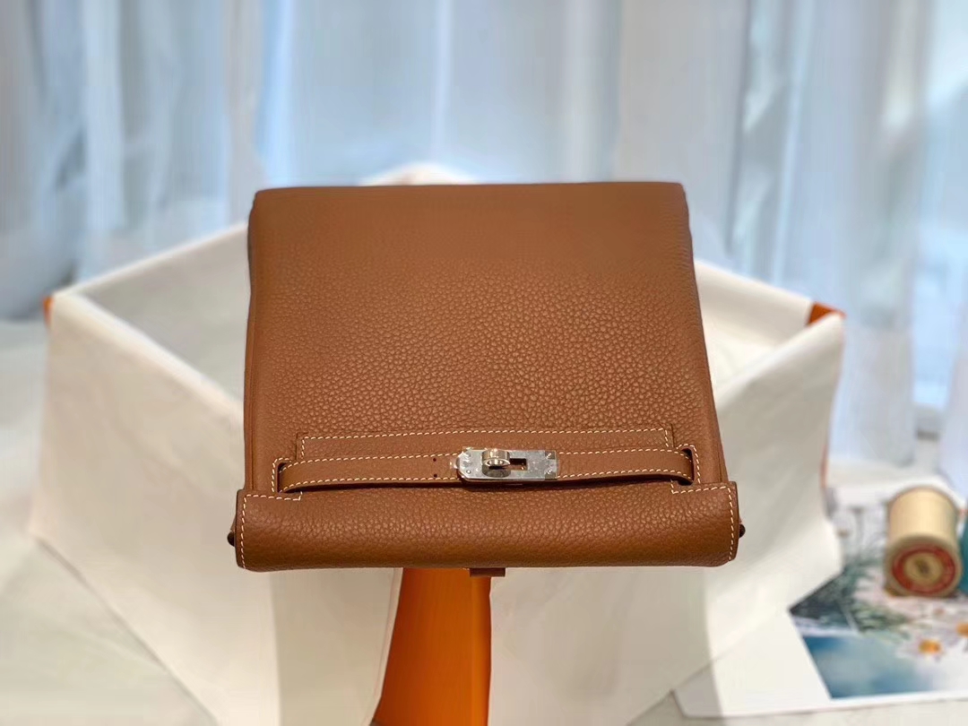 HERMES 进口 tc皮 37金棕 银扣 蜡线手缝 20Kelly Ado是Kelly系列延伸设计的小书包 男女通用款