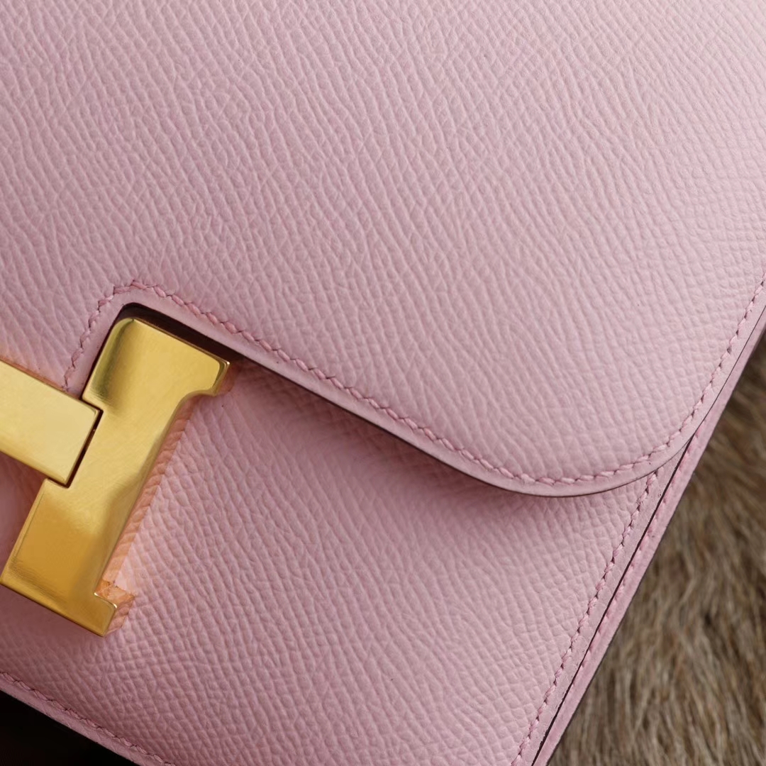 HERMES 现货 X9锦葵紫 Constance19CM 空姐包 专柜原厂Epsom皮 金扣 纯手工手缝工艺制作 粉中带紫，无论任何场合都hold的住