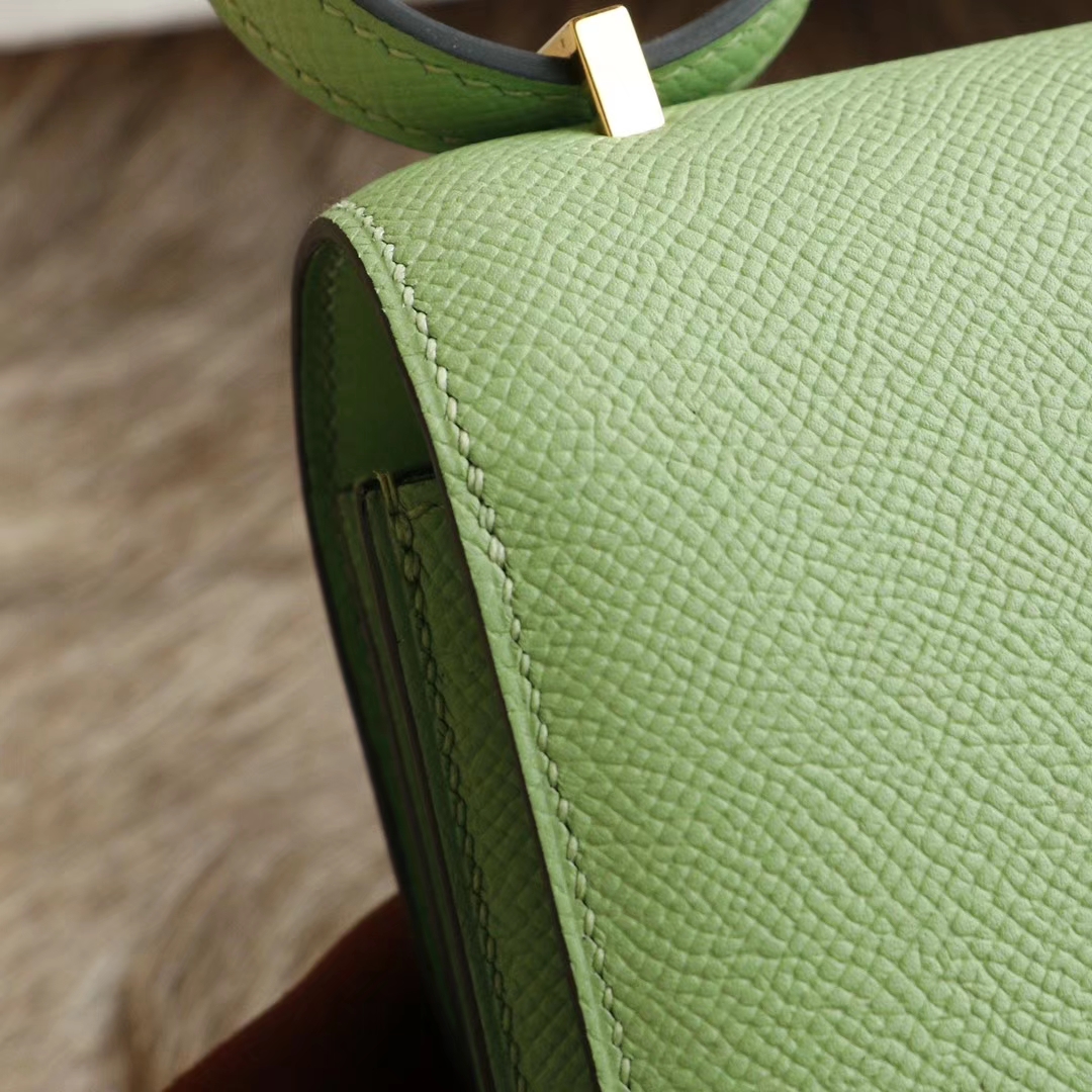 HERMES 现货 专柜最新色3i牛油果色Constance19CM 空姐包 原厂Epsom皮 金扣 纯手工手缝工艺制作 专柜最新热卖颜色