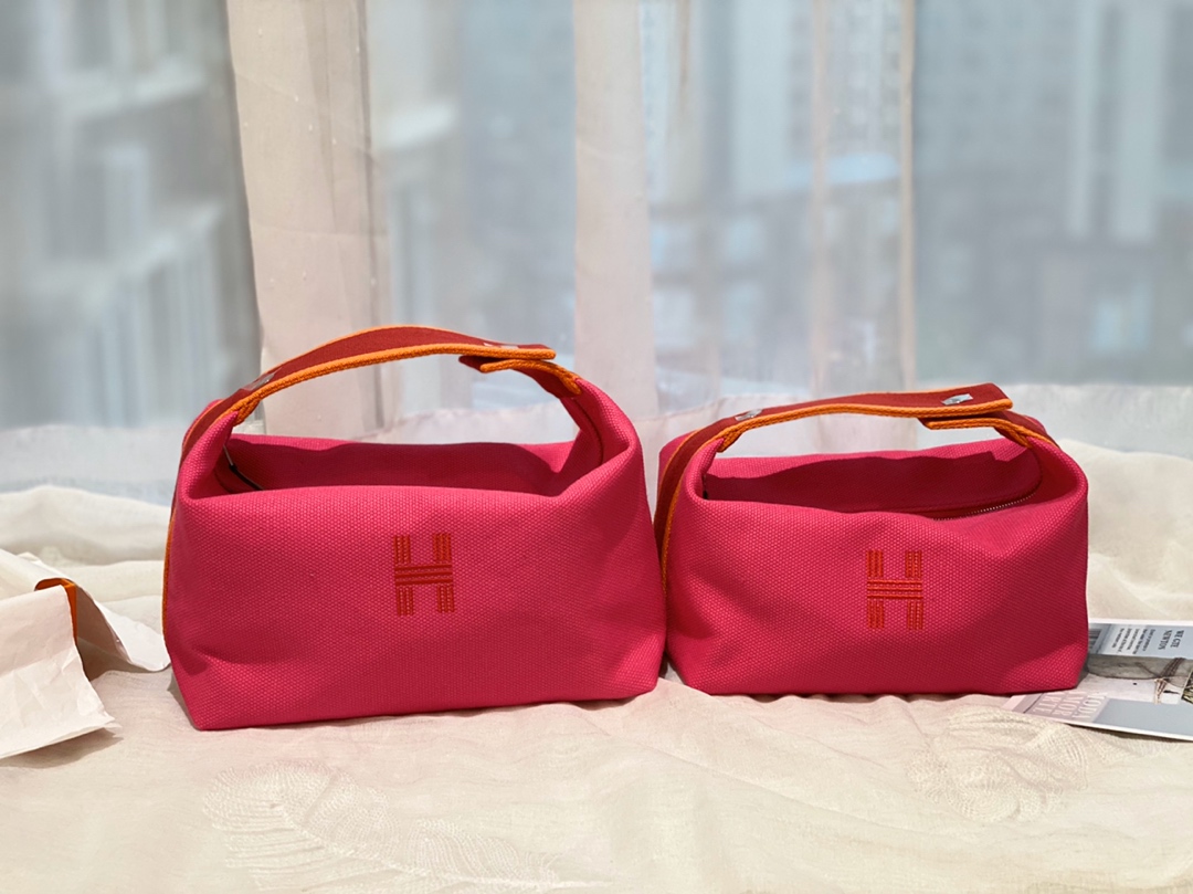 HERMES 最新的小爆款 洗漱包又叫饭盒包 非常的精致可爱 可拎可挽容量大 价格也是很亲民 玫红