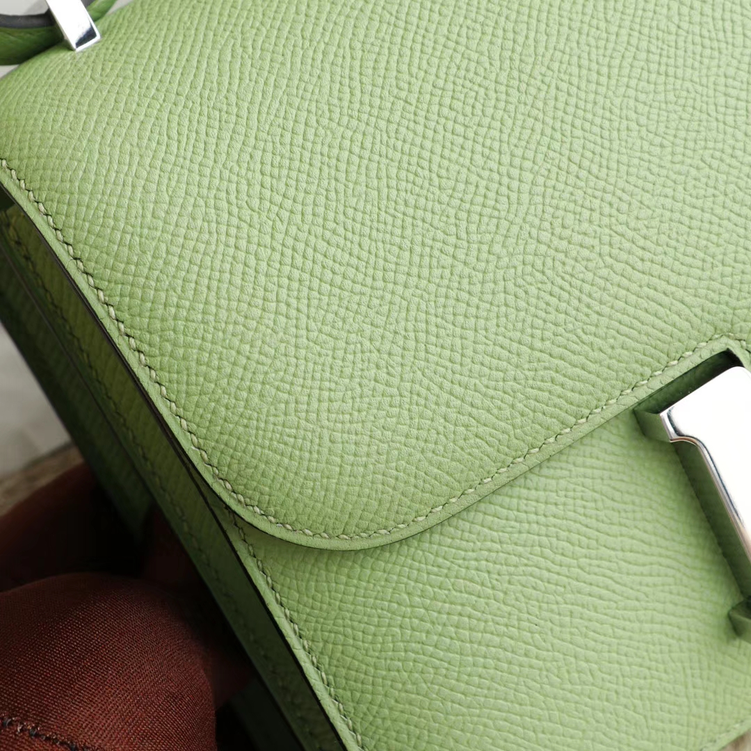 HERMES 现货 专柜最新色3i牛油果色Constance19CM 空姐包 原厂Epsom皮 银扣 纯手工手缝工艺制作 专柜最新热卖颜色