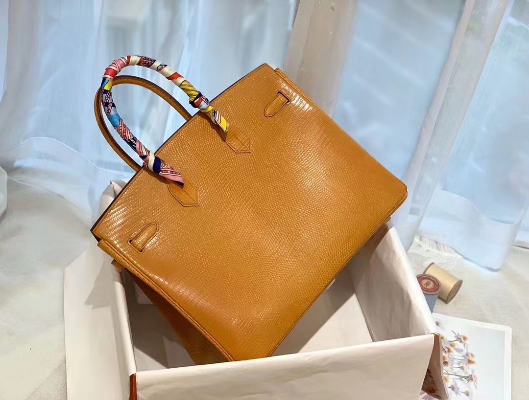 birkin 35 进口一级蜥蜴 21自然桑迪色 金扣  高级 贵气逼人[哇]蜥蜴很少有皮可以做35哦 且买且珍惜呀
