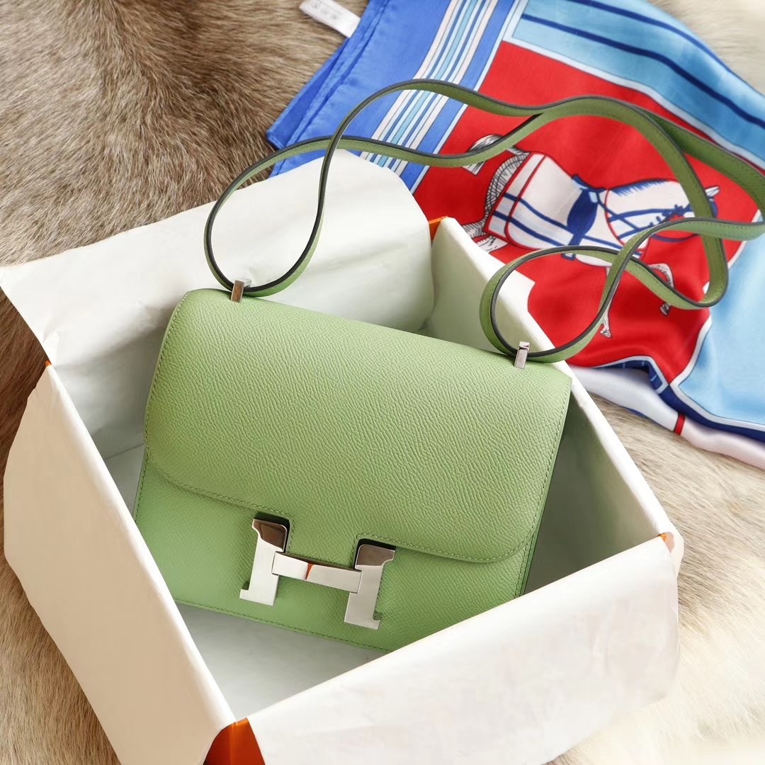 HERMES 现货 专柜最新色3i牛油果色Constance19CM 空姐包 原厂Epsom皮 银扣 纯手工手缝工艺制作 专柜最新热卖颜色