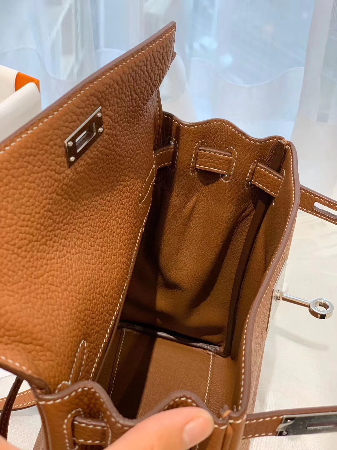 HERMES 进口 tc皮 37金棕 银扣 蜡线手缝 20Kelly Ado是Kelly系列延伸设计的小书包 男女通用款