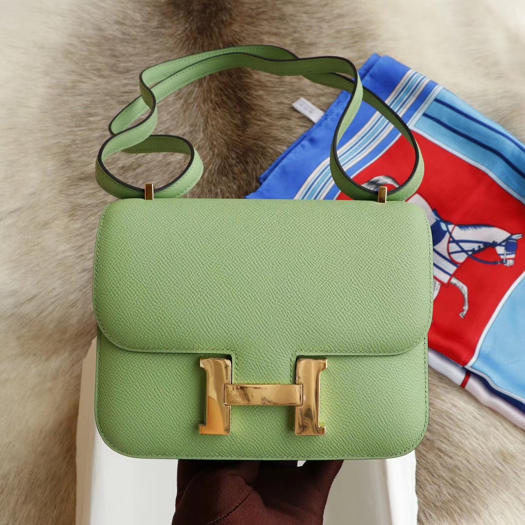 HERMES 现货 专柜最新色3i牛油果色Constance19CM 空姐包 原厂Epsom皮 金扣 纯手工手缝工艺制作 专柜最新热卖颜色