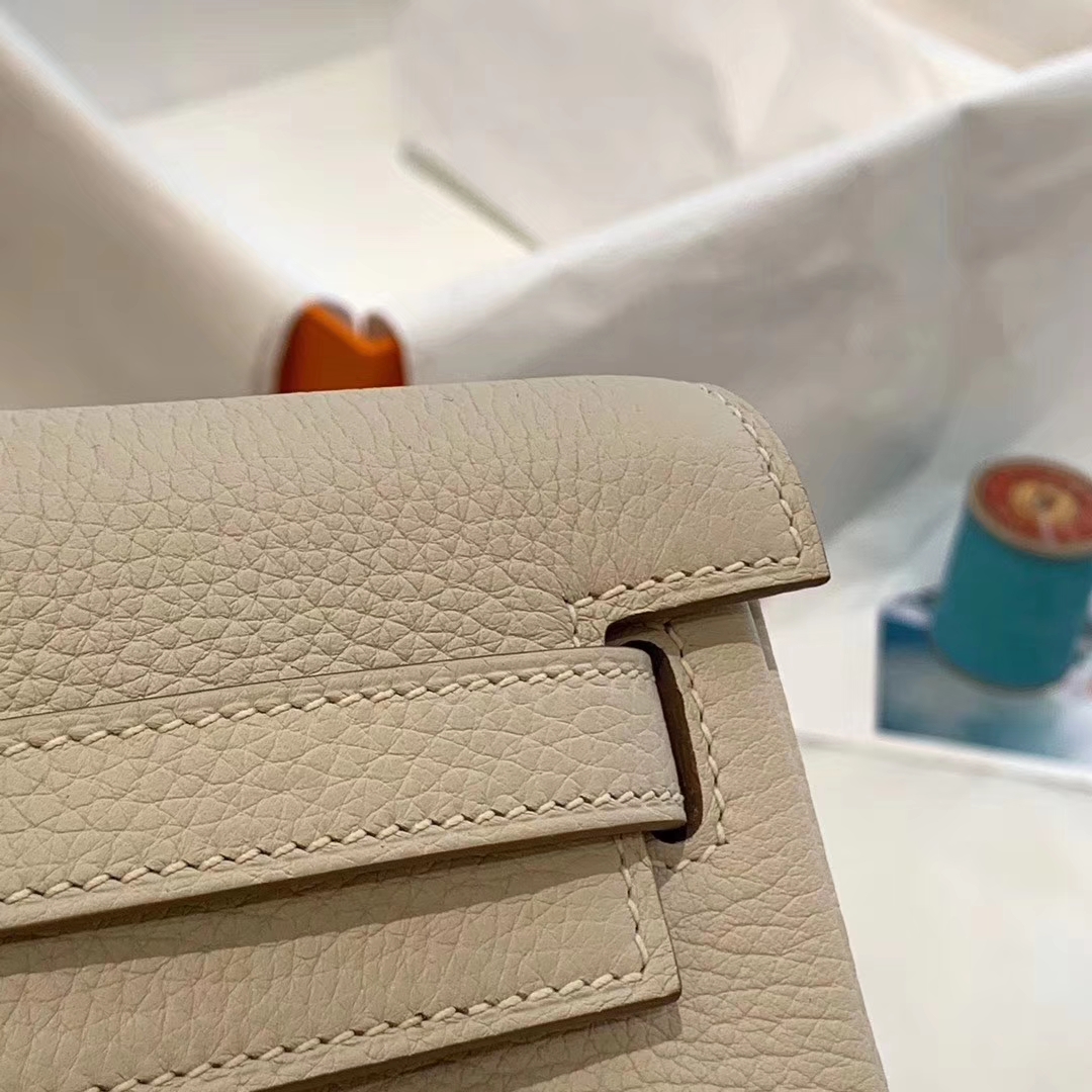 HERMES 进口 tc皮 10奶昔白 银扣 蜡线手缝 20Kelly Ado是Kelly系列延伸设计的小书包 男女通用款