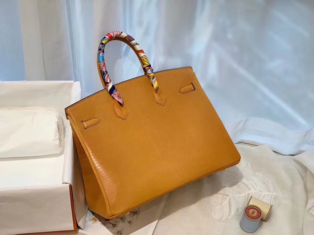 birkin 35 进口一级蜥蜴 21自然桑迪色 金扣  高级 贵气逼人[哇]蜥蜴很少有皮可以做35哦 且买且珍惜呀