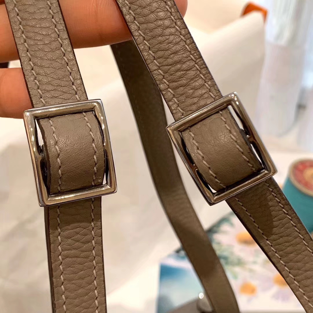 HERMES 进口 tc皮 18大象灰 银扣 蜡线手缝 20Kelly Ado是Kelly系列延伸设计的小书包 男女通用款