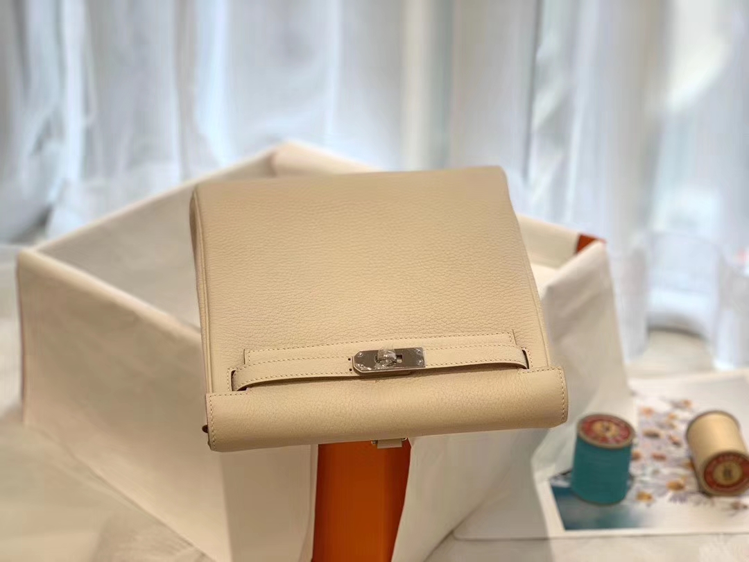 HERMES 进口 tc皮 10奶昔白 银扣 蜡线手缝 20Kelly Ado是Kelly系列延伸设计的小书包 男女通用款