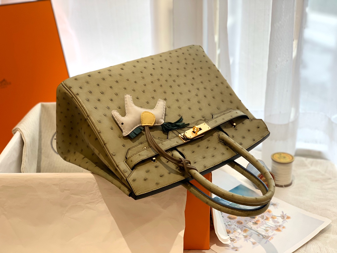 HERMES Q1 鼠尾巴草绿 金扣 30 birkin 南非鸵鸟皮Ostrich 鸵鸟皮经久耐用 耐磨 自重轻 越用越有光泽