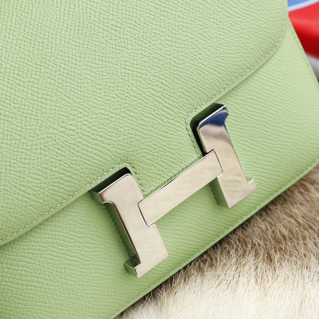 HERMES 现货 专柜最新色3i牛油果色Constance19CM 空姐包 原厂Epsom皮 银扣 纯手工手缝工艺制作 专柜最新热卖颜色
