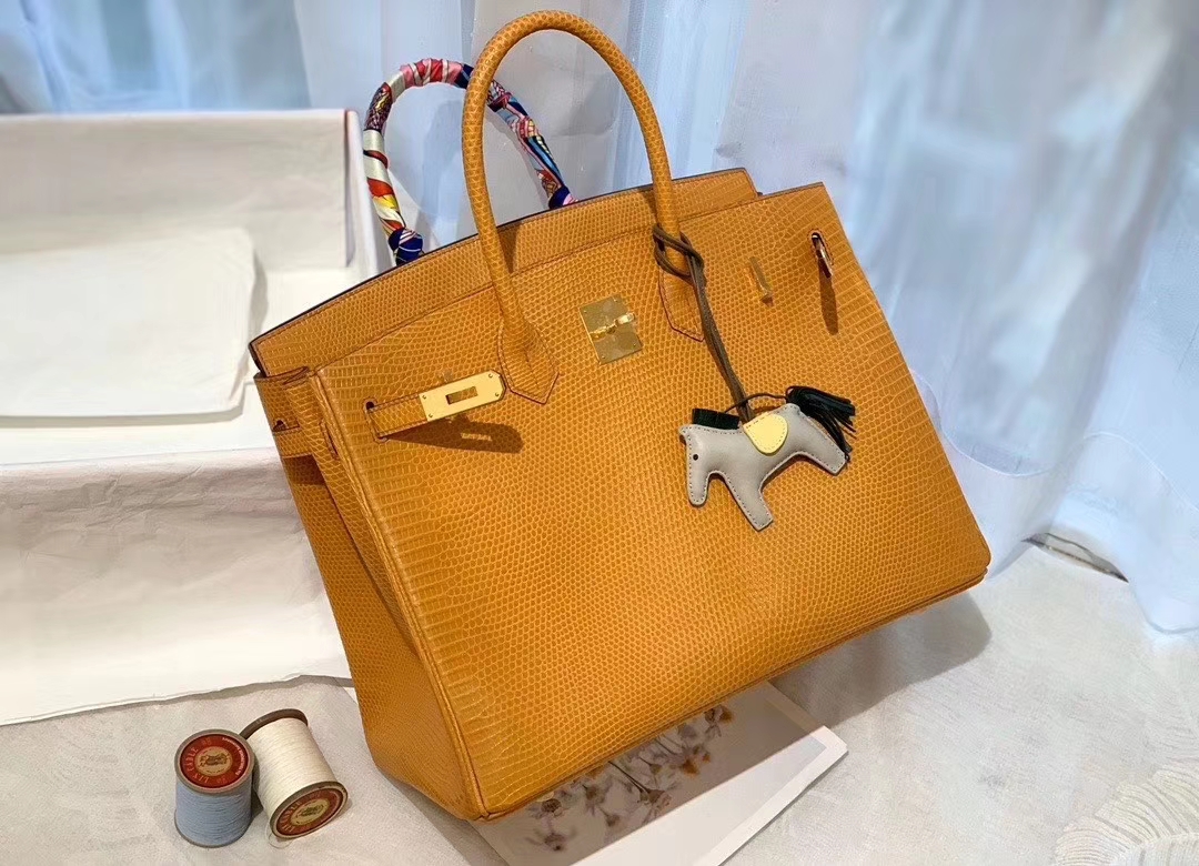 birkin 35 进口一级蜥蜴 21自然桑迪色 金扣  高级 贵气逼人[哇]蜥蜴很少有皮可以做35哦 且买且珍惜呀