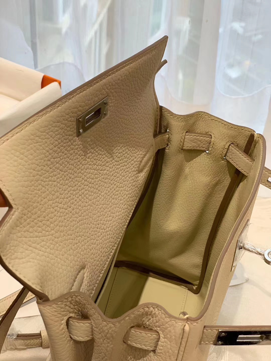 HERMES 进口 tc皮 10奶昔白 银扣 蜡线手缝 20Kelly Ado是Kelly系列延伸设计的小书包 男女通用款