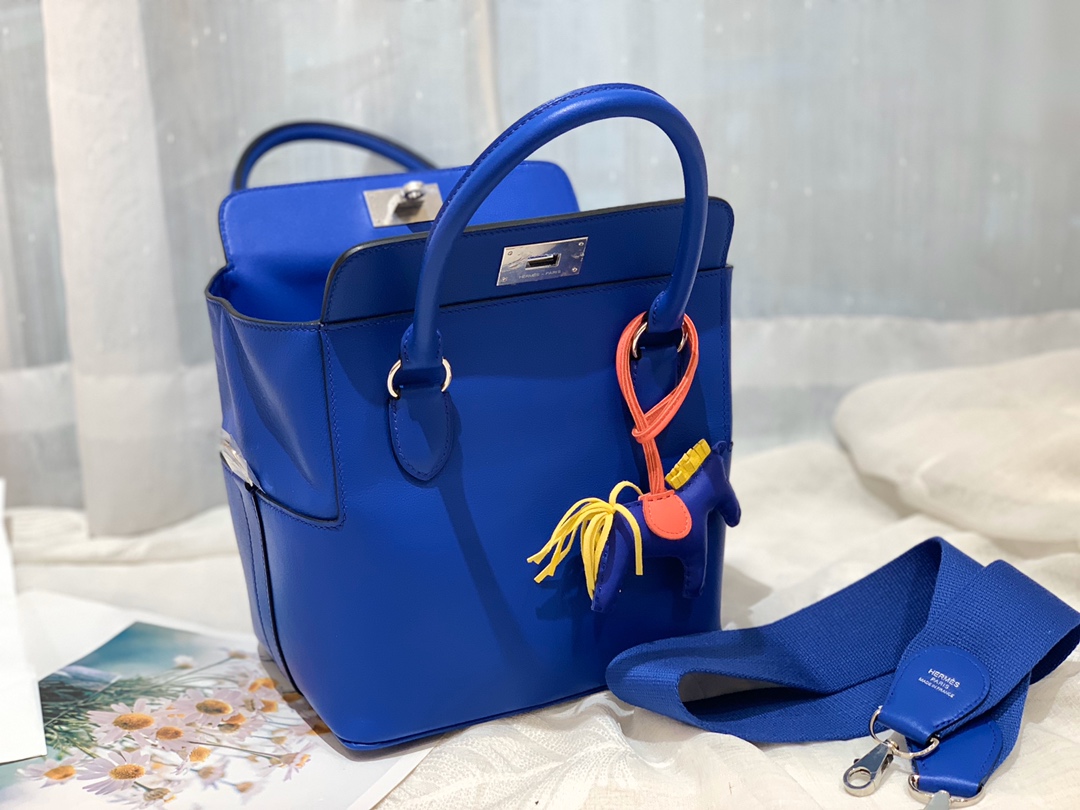 HERMES 20 toolbox 牛奶盒 工具盒 一款中性有趣的包 中间采用轻便的金属旋转设计 无需拉链 简单方便  巨能装 swift   T7 电光蓝 银扣