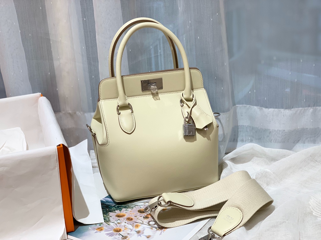 HERMES 20 toolbox 牛奶盒 工具盒 一款中性有趣的包 中间采用轻便的金属旋转设计 无需拉链 简单方便  巨能装 swift   奶昔白 银扣