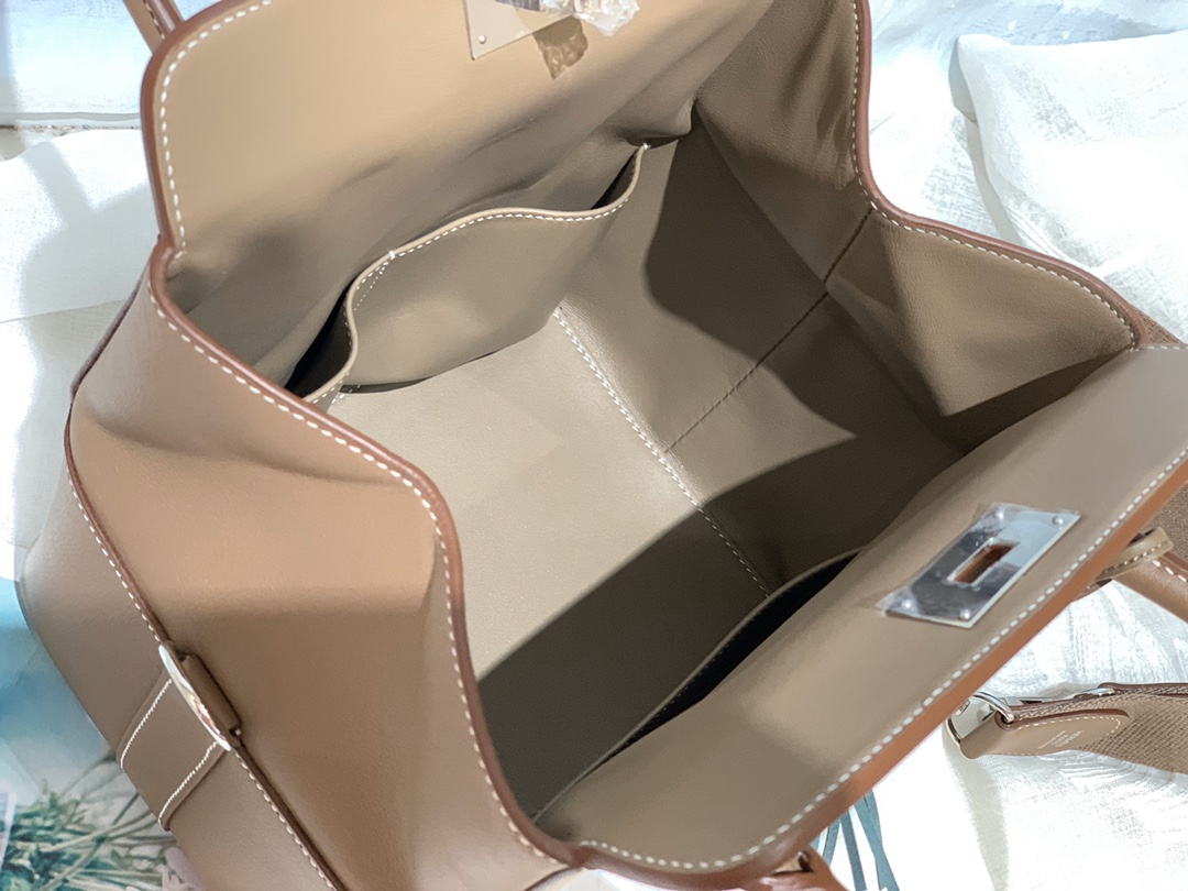 HERMES 20 toolbox 牛奶盒 工具盒 一款中性有趣的包 中间采用轻便的金属旋转设计 无需拉链 简单方便  巨能装 swift   大象灰 银扣