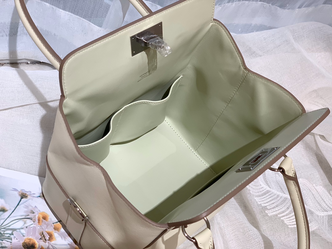 HERMES 20 toolbox 牛奶盒 工具盒 一款中性有趣的包 中间采用轻便的金属旋转设计 无需拉链 简单方便  巨能装 swift   奶昔白 银扣