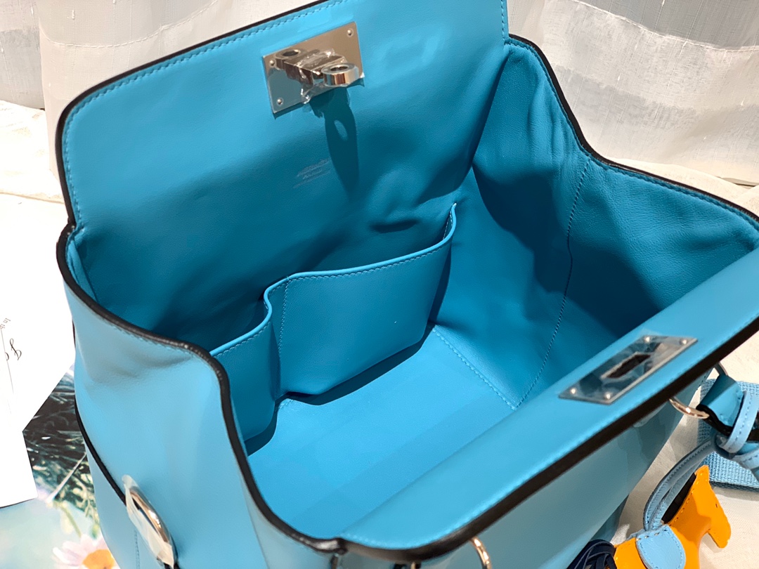 HERMES 20 toolbox 牛奶盒 工具盒 一款中性有趣的包 中间采用轻便的金属旋转设计 无需拉链 简单方便  巨能装 swift   北方蓝 银扣