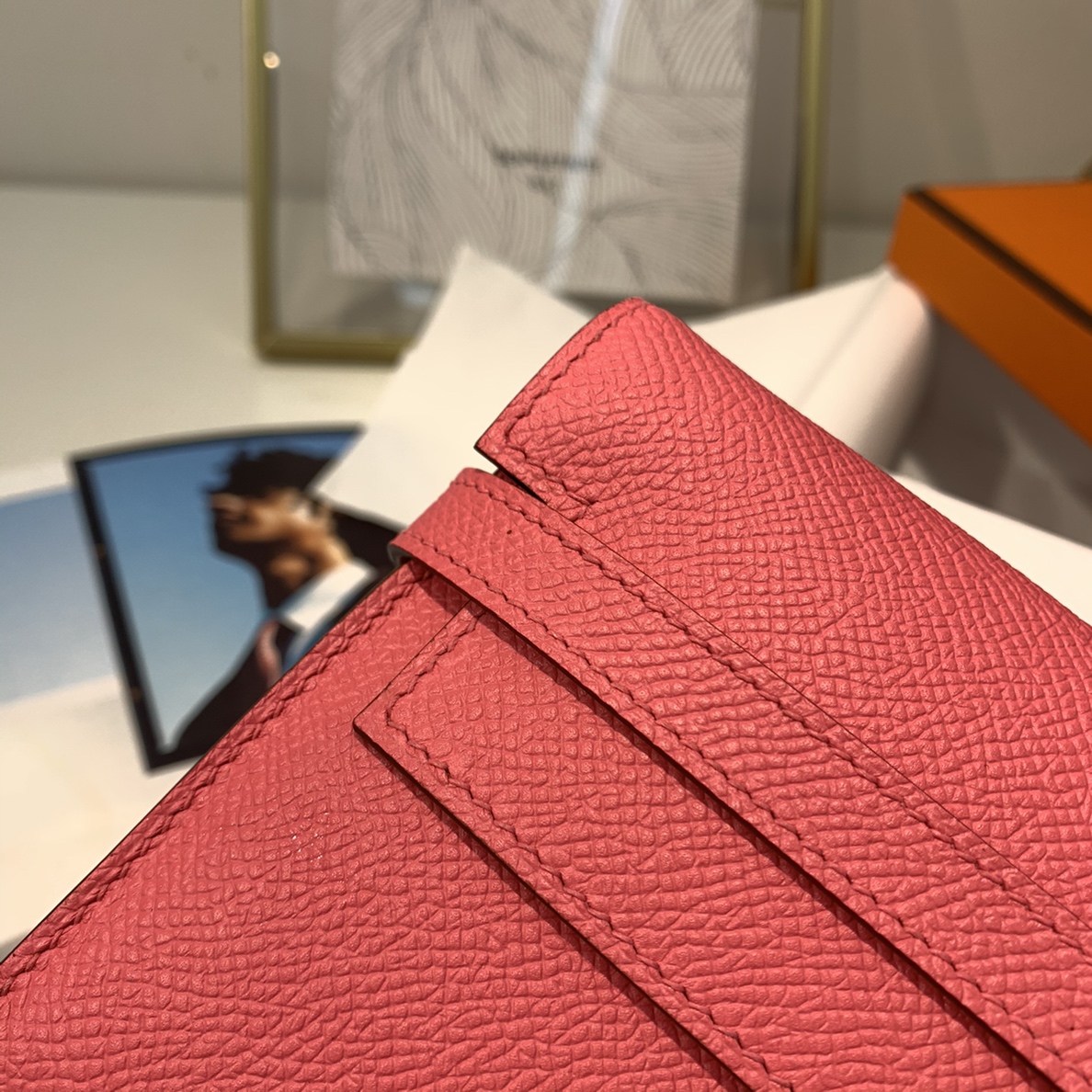 HERMES epsom 皮 8W 唇膏粉 金扣 Kelly经典钱包 搭配猪鼻子长项链 秒变小斜挎包