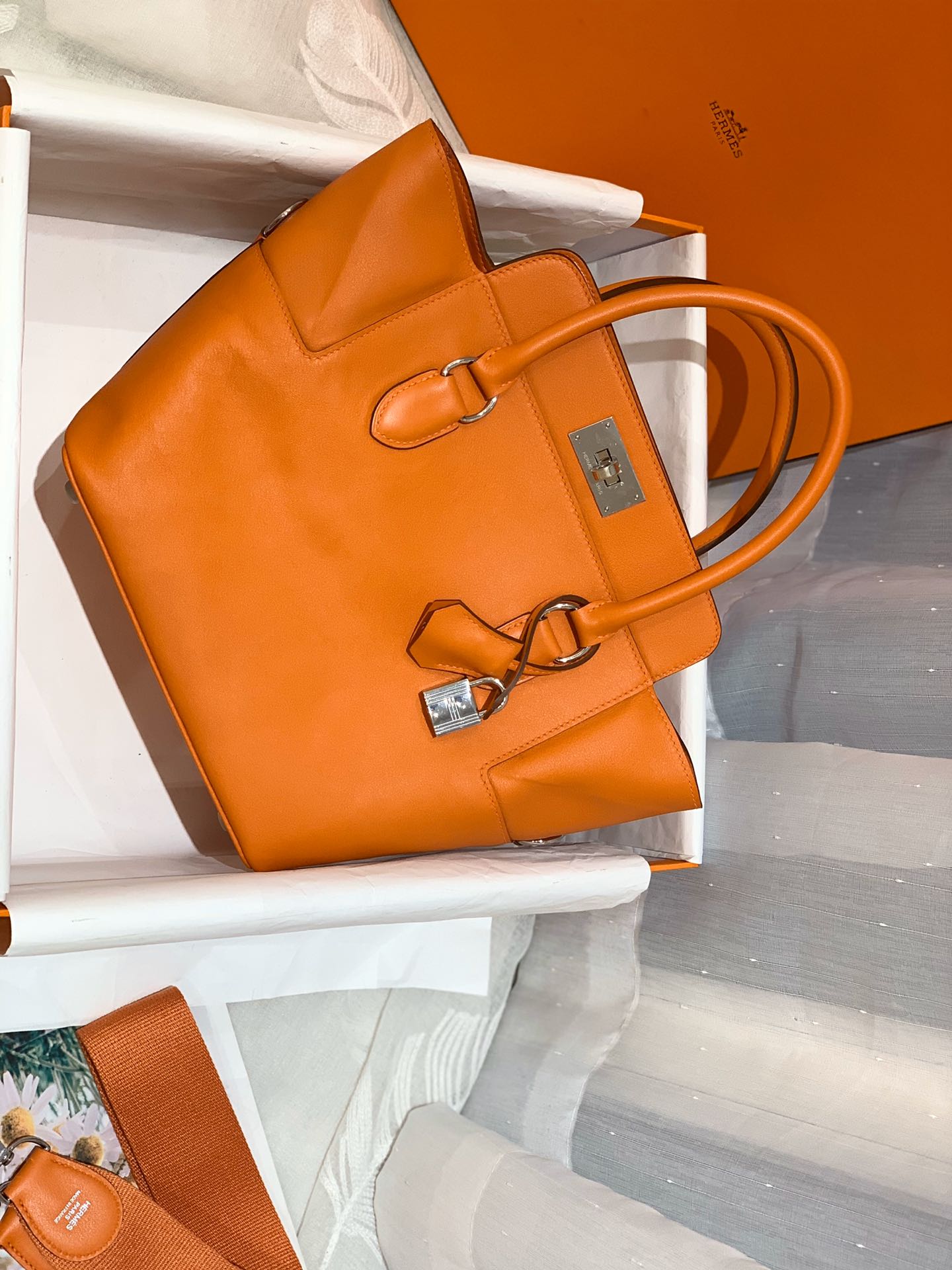HERMES 20 toolbox 牛奶盒 工具盒 一款中性有趣的包 中间采用轻便的金属旋转设计 无需拉链 简单方便  巨能装 swift   93 橙色 银扣