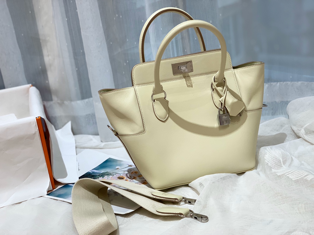 HERMES 20 toolbox 牛奶盒 工具盒 一款中性有趣的包 中间采用轻便的金属旋转设计 无需拉链 简单方便  巨能装 swift   奶昔白 银扣