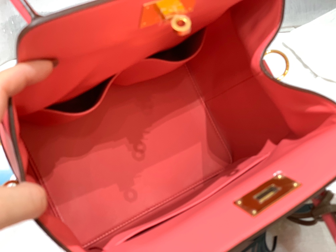 爱马仕 20 toolbox 牛奶盒 工具盒 一款中性有趣的包 中间采用轻便的金属旋转设计 无需拉链 简单方便  巨能装 ever color 皮 8W 唇膏粉 金扣