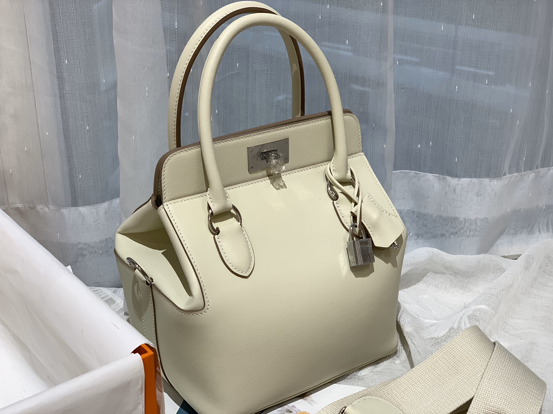 HERMES 20 toolbox 牛奶盒 工具盒 一款中性有趣的包 中间采用轻便的金属旋转设计 无需拉链 简单方便  巨能装 swift   奶昔白 银扣