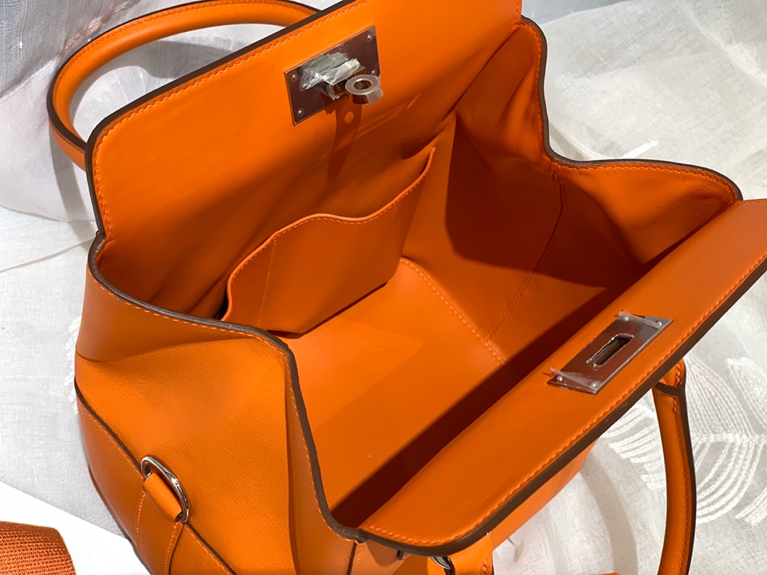 HERMES 20 toolbox 牛奶盒 工具盒 一款中性有趣的包 中间采用轻便的金属旋转设计 无需拉链 简单方便  巨能装 swift   93 橙色 银扣