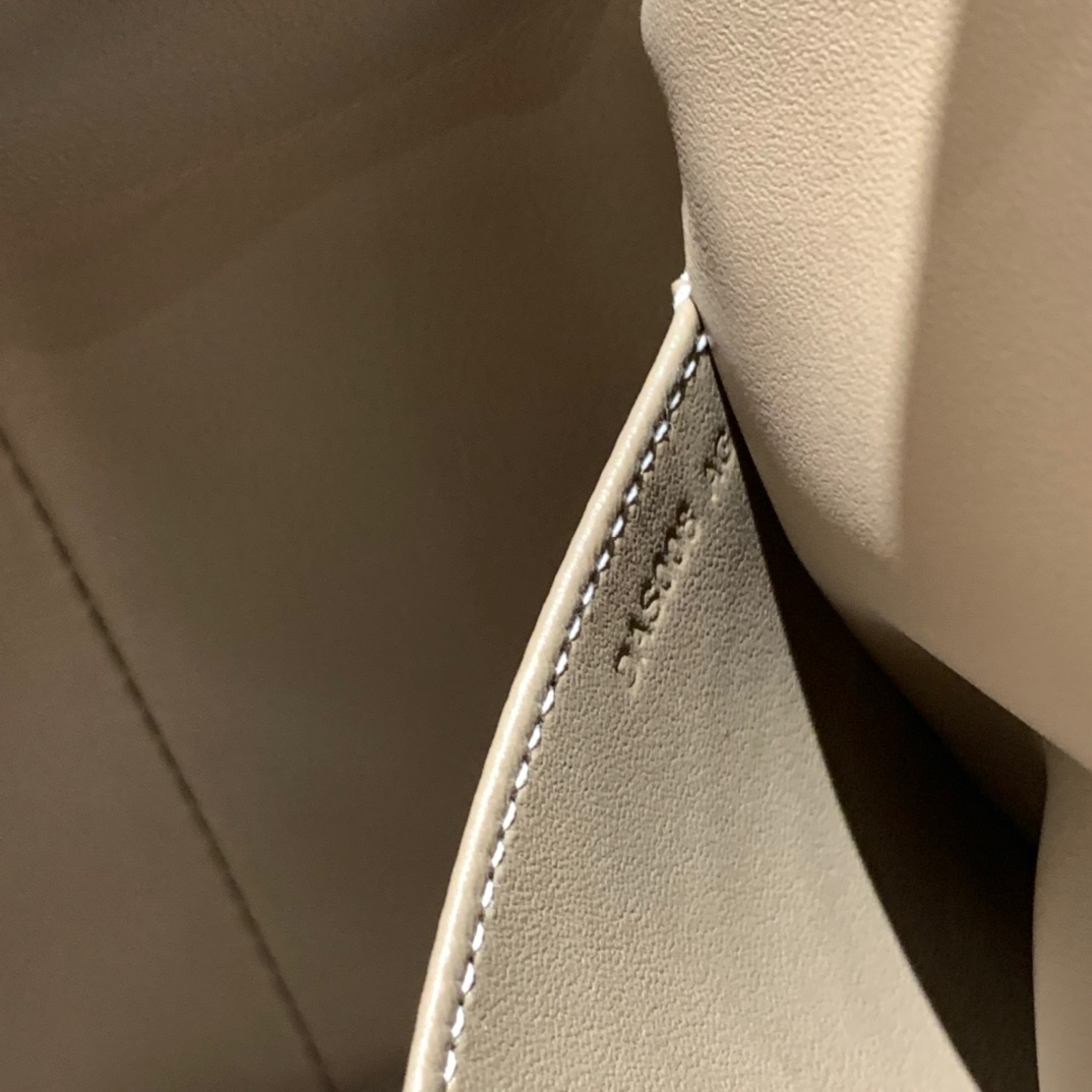 HERMES 20 toolbox 牛奶盒 工具盒 一款中性有趣的包 中间采用轻便的金属旋转设计 无需拉链 简单方便  巨能装 swift   大象灰 银扣