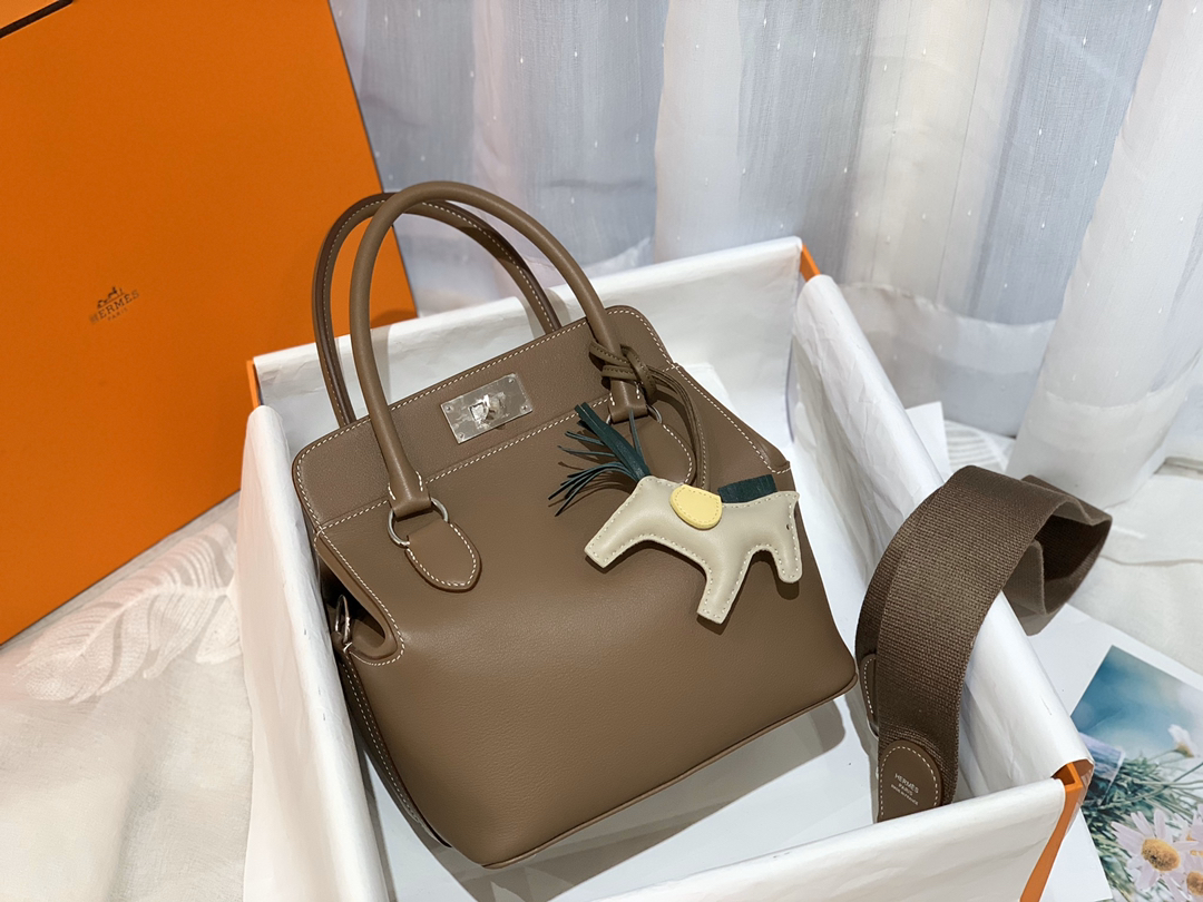 HERMES 20 toolbox 牛奶盒 工具盒 一款中性有趣的包 中间采用轻便的金属旋转设计 无需拉链 简单方便  巨能装 swift   大象灰 银扣