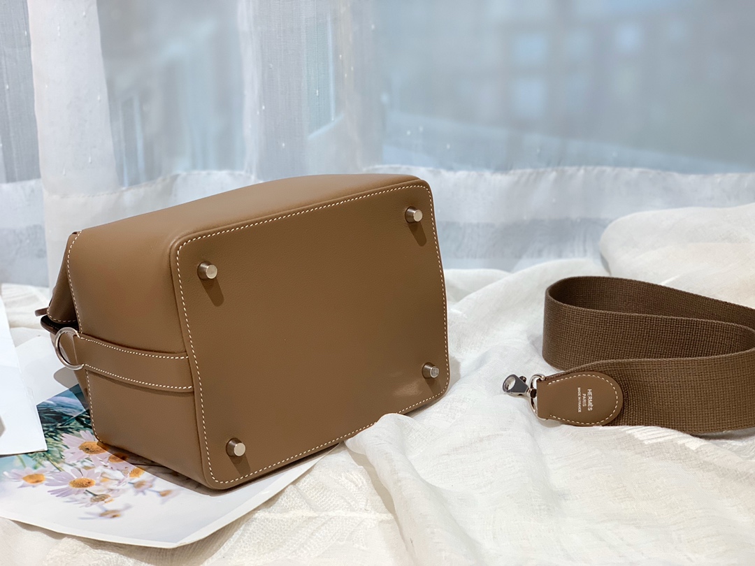 HERMES 20 toolbox 牛奶盒 工具盒 一款中性有趣的包 中间采用轻便的金属旋转设计 无需拉链 简单方便  巨能装 swift   大象灰 银扣