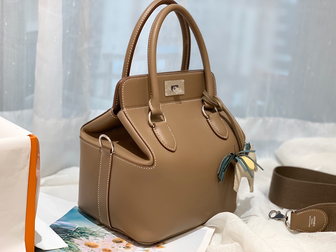 HERMES 20 toolbox 牛奶盒 工具盒 一款中性有趣的包 中间采用轻便的金属旋转设计 无需拉链 简单方便  巨能装 swift   大象灰 银扣