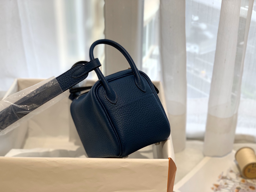 爱马仕女包价格 Mini Lindy  tc S4 深邃蓝 金银扣 小小包大容量 ，日常出街妥妥的