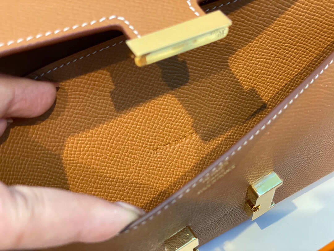 HERMES 爱马仕香港官网 Constance to go 细节图来咯[哇] 配专柜同款包装 一切给你zp即视感～ epsom皮 金棕 金扣